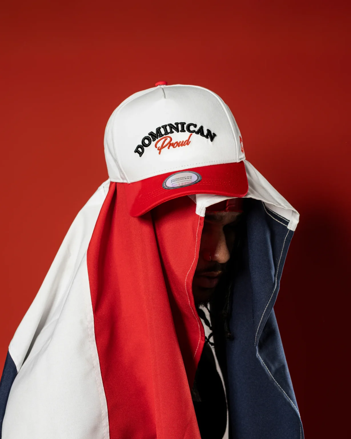Detalle frontal de la gorra Dominican Proud